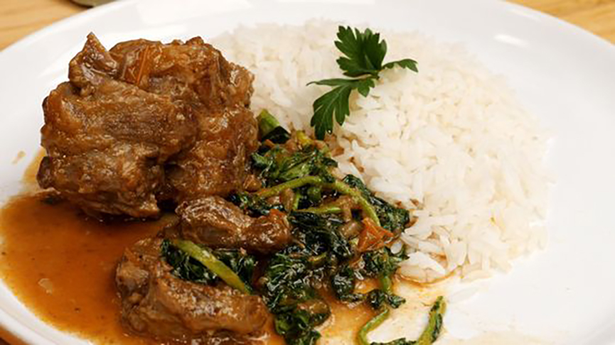 O segredo é guardar o caldo da fervura e depois colocá-lo de volta quando a rabada já estiver refogada.  O agrião só entra já com o fogo desligado: fica 5 minutos na panela tampada. 