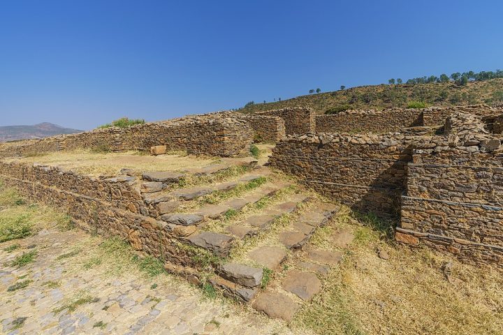 Além disso, a Etiópia foi lar do Reino de Axum (ou Aksum), que adotou o cristianismo no século 4, tornando o país uma das primeiras nações cristãs do mundo.
