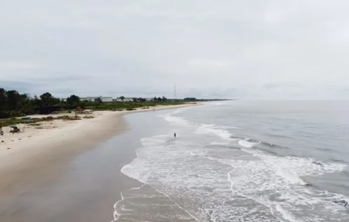 A praia Ibeno tem a maior faixa de areia da África Ocidental. Além da sua característica areia fina e branca natural, Ibeno conta com belos recifes de corais e oferece um ambiente propício para esportes aquáticos.