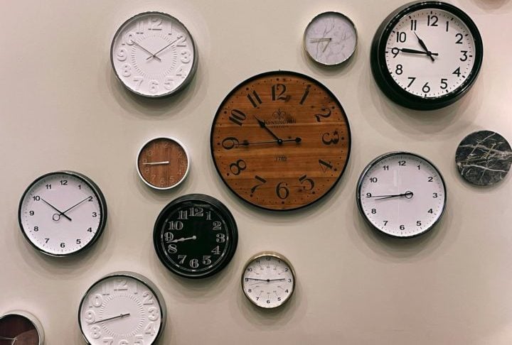 Desde os primeiros instrumentos rudimentares que mediam o tempo através da observação do sol e das estrelas, até os relógios de hoje, luxuosos ou tecnológicos, a busca pela medição precisa do tempo tem sido uma constante na história da humanidade.