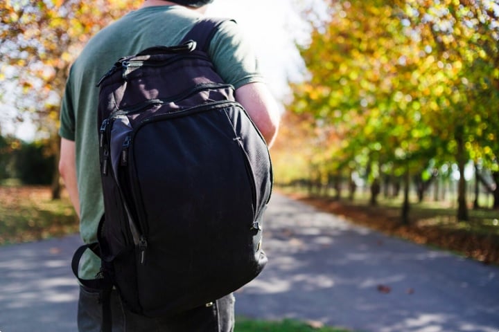 Evite carregar peso excessivo: Carregar mochilas ou bolsas muito pesadas pode sobrecarregar a coluna – prefira modelos com alças largas e distribua o peso.