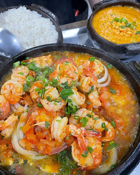 Moqueca (Bahia e Espírito Santo) - Prato de peixe ou frutos do mar cozidos em leite de coco, azeite de dendê (na versão baiana) e temperos como pimenta dedo-de-moça ou malagueta.
