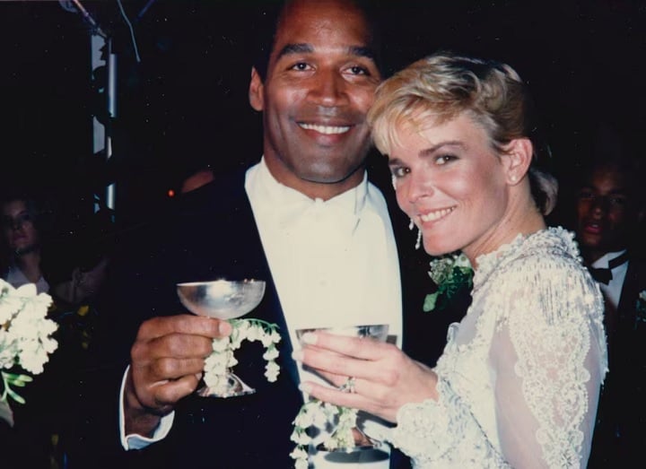 Depois de se divorciar da primeira esposa, com quem teve três filhos, Simpson se casou em 1985 com a modelo Nicole Brown, com ele na foto. Com ela, ele teve mais dois filhos.