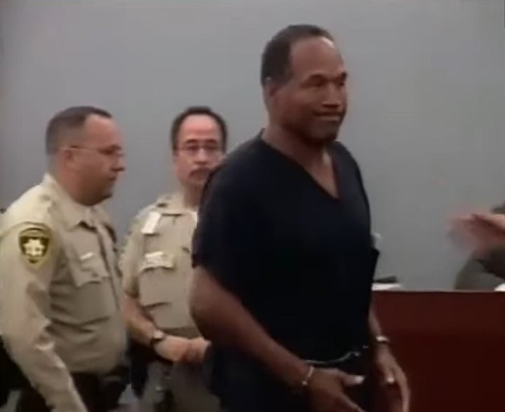 Nicole Brown e o amigo dela, Ronald Goldman, foram mortos a facadas e O.J. foi considerado o principal suspeito do crime. Ele acabou se entregando à polícia depois de negociações.