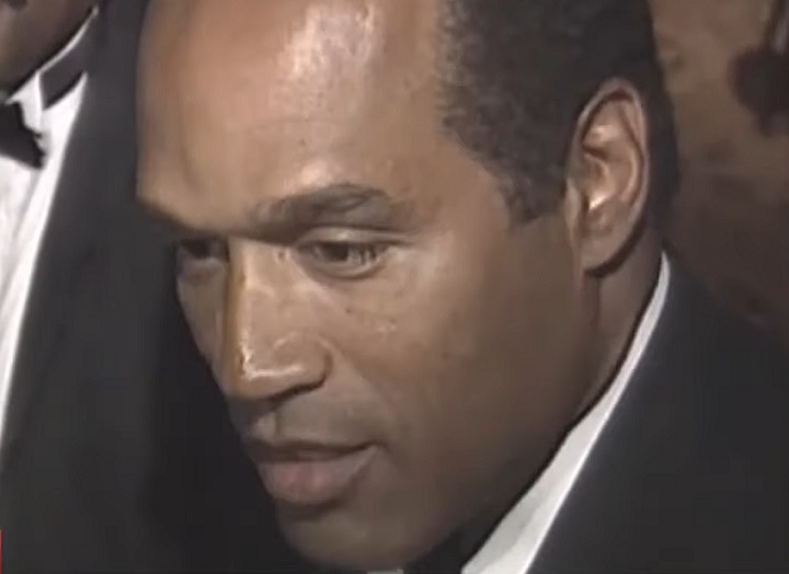 No entanto, O.J. foi declarado inocente em 3 de outubro de 1995. Boa parte das críticas à condução do julgamento era de que o júri, além de ser formado em sua maioria por pessoas negras, teria sido influenciado por argumentos que envolviam racismo.