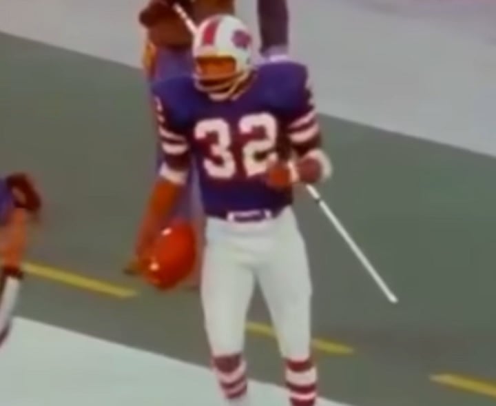 Simpson teve uma carreira de destaque no futebol americano, jogando como running back na NFL por 11 temporadas.