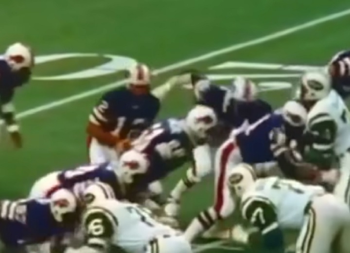 Ele se destacou por sua velocidade e agilidade, ganhando diversos prêmios, incluindo o Troféu Heisman em 1968 e o título de MVP da NFL em 1973.