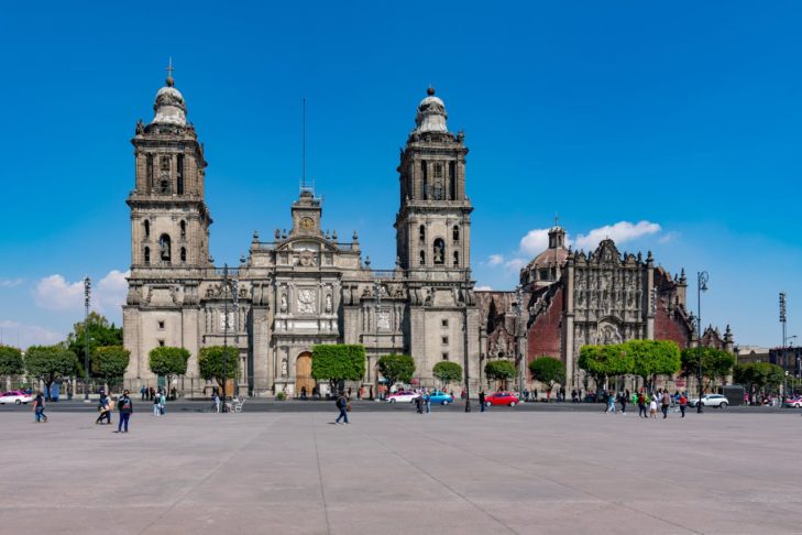 Praça da Constituição (Zócalo) – Cidade do México, México - Originada na era asteca, é uma das maiores praças do mundo. Cercada por construções coloniais, como a Catedral Metropolitana, reflete a fusão entre passado e presente. É palco de grandes celebrações mexicanas.