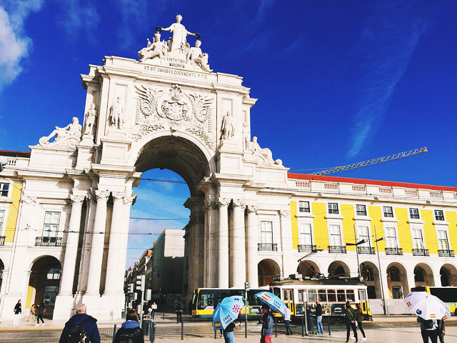Praça do Comércio – Lisboa, Portugal - Reconstruída após o terremoto de 1755, possui um arco monumental e vista para o rio Tejo. Seu charme clássico e importância histórica fazem dela um dos cartões-postais de Lisboa. É um local movimentado e cheio de cultura.