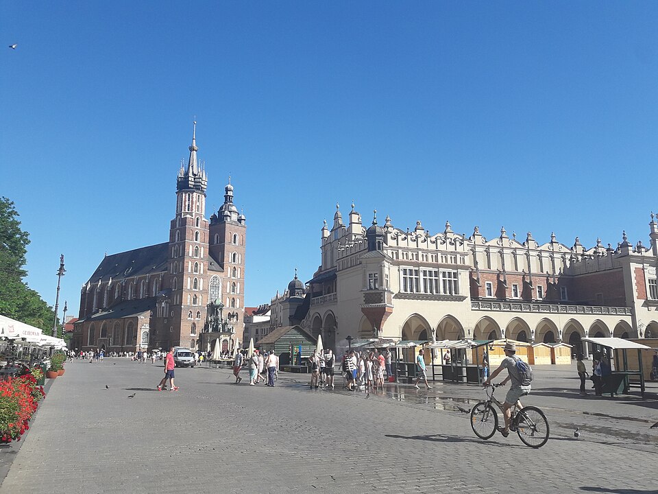 Rynek Główny – Cracóvia, Polônia - Criada no século XIII, é a maior praça medieval da Europa. Seu charme está nas construções renascentistas, na Basílica de Santa Maria e no mercado de tecidos. É um dos lugares mais vibrantes da Polônia.