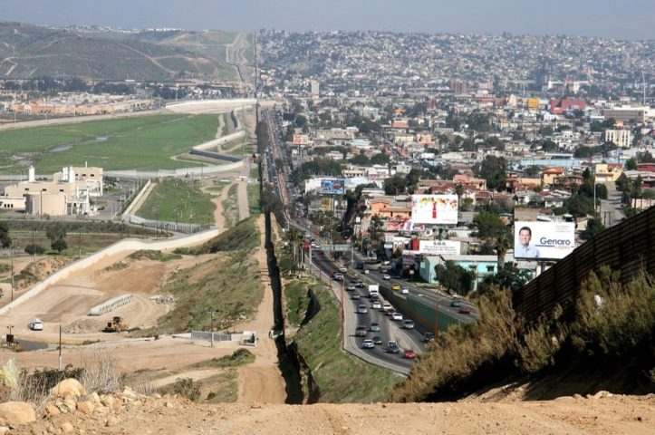 Por outro lado, o país também enfrenta as queixas de imigração ilegal de mexicanos nos EUA. Na foto, a separação da cidade de Tijuana, no México, densamente povoada, e do Condado de San Diego, nos EUA.