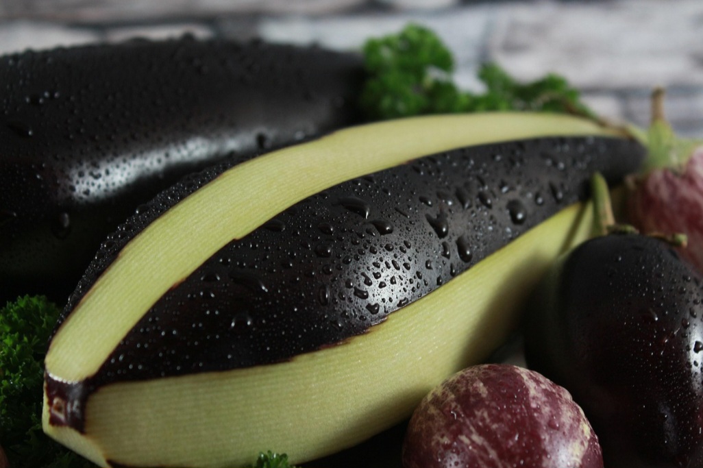 Devido ao seu baixo teor calórico e alto teor de fibras, a berinjela pode ajudar na sensação de saciedade e no controle do peso. 