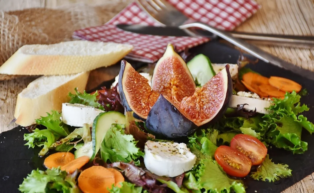 O figo também pode compor saladas ou outros pratos dando um toque adocicado e contrastando com ingredientes salgados. 