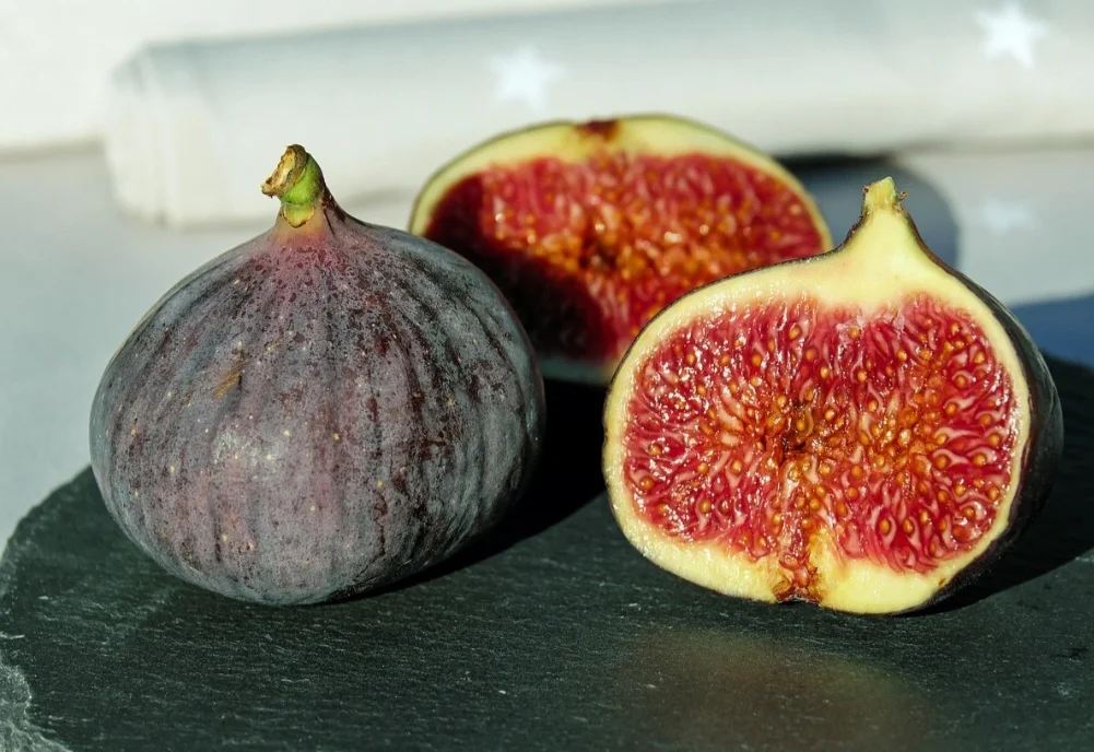 O figo é uma inflorescência invertida chamada sicono, onde os verdadeiros frutos são os pequenos grãos internos.