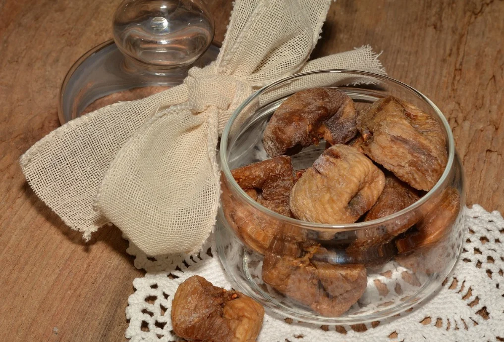 A polpa do figo é a parte comestível, sendo suculenta e rica em açúcar, com alto teor energético. No Brasil, o consumo se dá mais pelo pseudofruto industrializado, seco e desidratado.