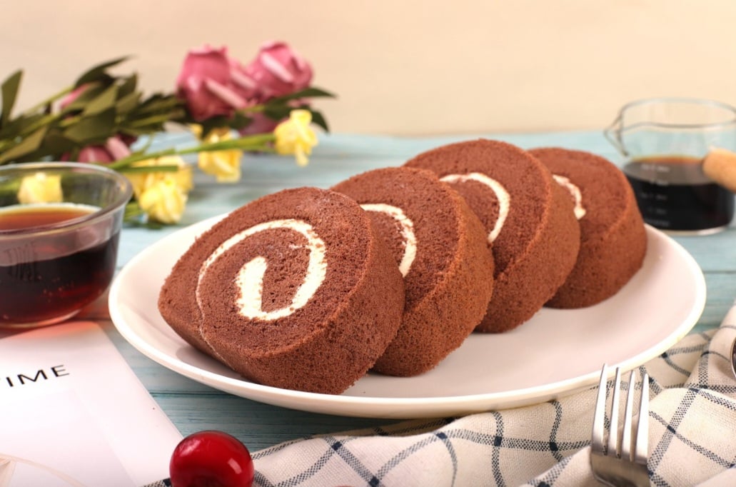 Ele surgiu como uma forma criativa de apresentar o biscoito tipo pão de ló, enrolado com geleia ou creme. 