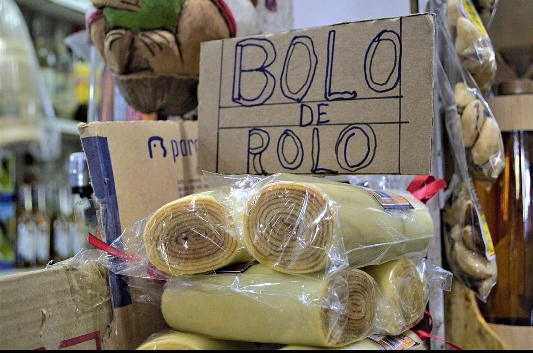 Diferente do rocambole tradicional, que tem camadas mais grossas, o bolo de rolo é feito com várias camadas finíssimas, o que exige precisão e paciência. É essa técnica que o diferencia visual e texturalmente.