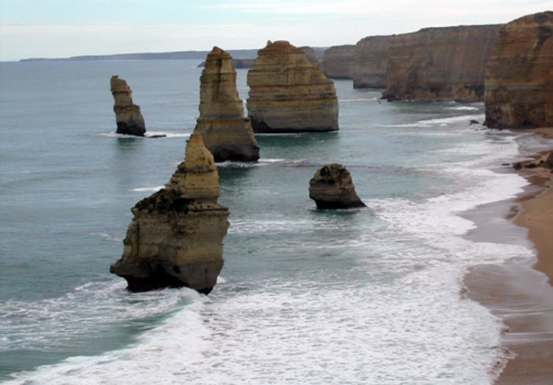 Costa Amalfitana da Austrália (Great Ocean Road) – Estrada cênica com formações rochosas icônicas, como os Doze Apóstolos, e belas praias.