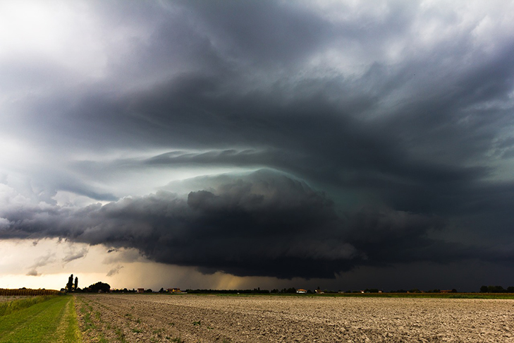 Tempestade se refere ao fenômeno com chuva, raios e trovões, podendo incluir vento forte e granizo. É o termo mais comum e abrangente para distúrbios climáticos.
