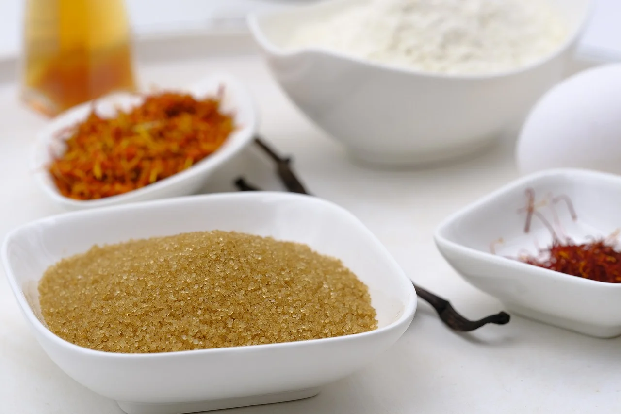 Nas muitas áreas em que a baunilha é cultivada não são encontrados polinizadores naturais, a fecundação deve ser feita manualmente através de um palito de bambu ou fósforo.
