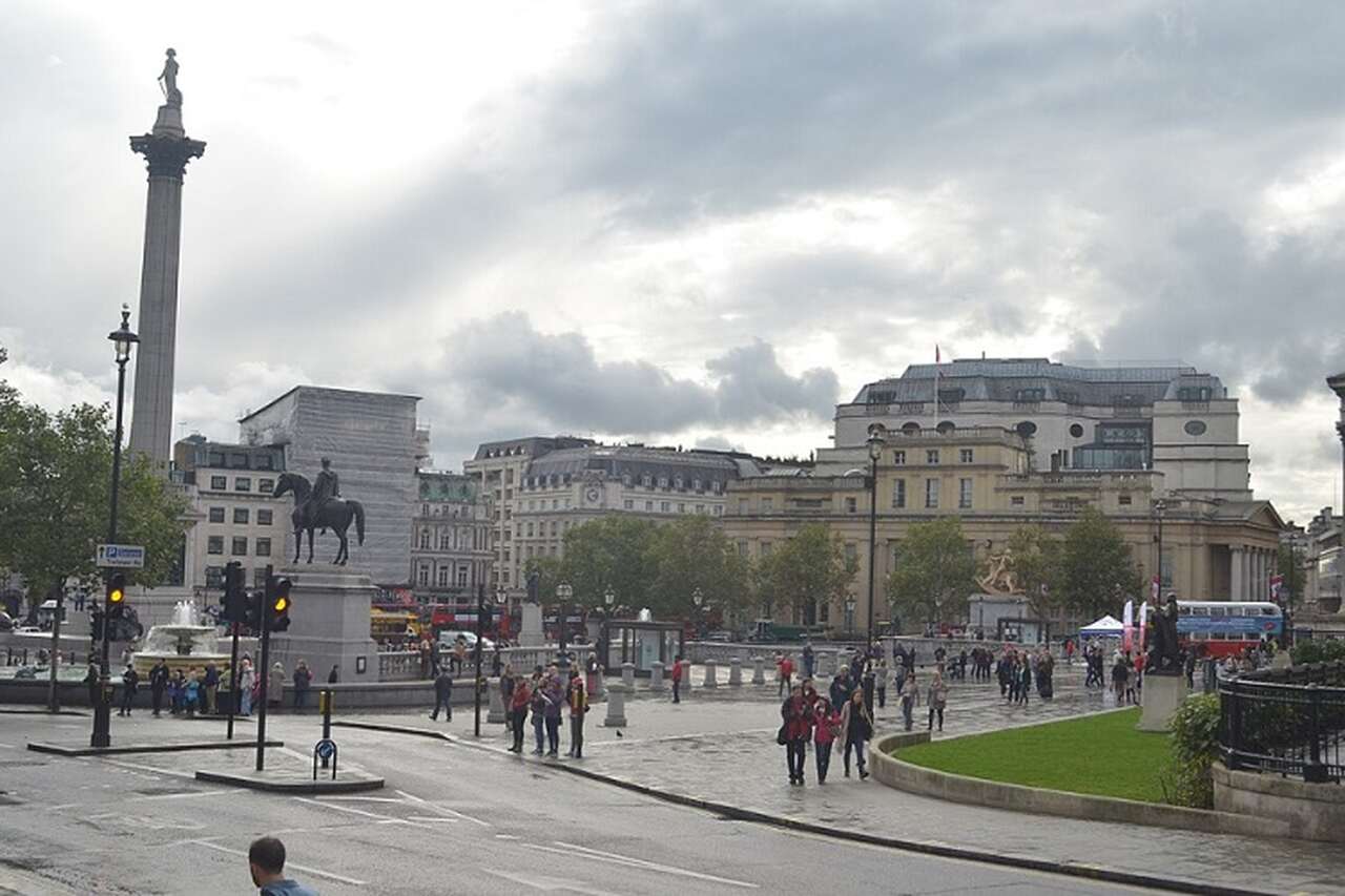 Trafalgar Square – Londres, Reino Unido  - Criada no século XIX, homenageia a vitória britânica na Batalha de Trafalgar. Destaca-se pela Coluna de Nelson, fontes e leões de bronze. Além de bela, é um centro de manifestações culturais e políticas.
