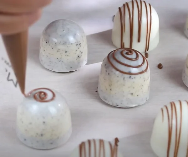 A trufa de chocolate é um tipo de doce que consiste de um centro de ganache envolto em cacau em pó, castanhas pulverizadas ou chocolate.