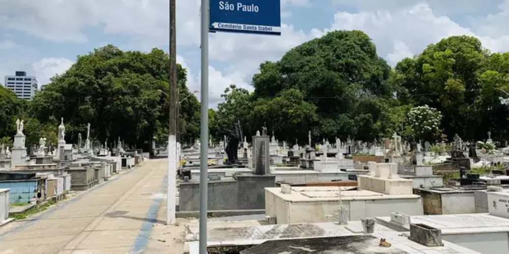 Cemitério Santa Izabel - Belém, Pará - Foi a casa de Josephina Conte, ou “garota do táxi”, que morreu aos 16 anos. Diz a lenda que ela ganhava todos os anos uma viagem de carro por Belém e, até hoje, na noite do seu aniversário, assombra os taxistas para passear pela cidade e saltar na porta do cemitério. 