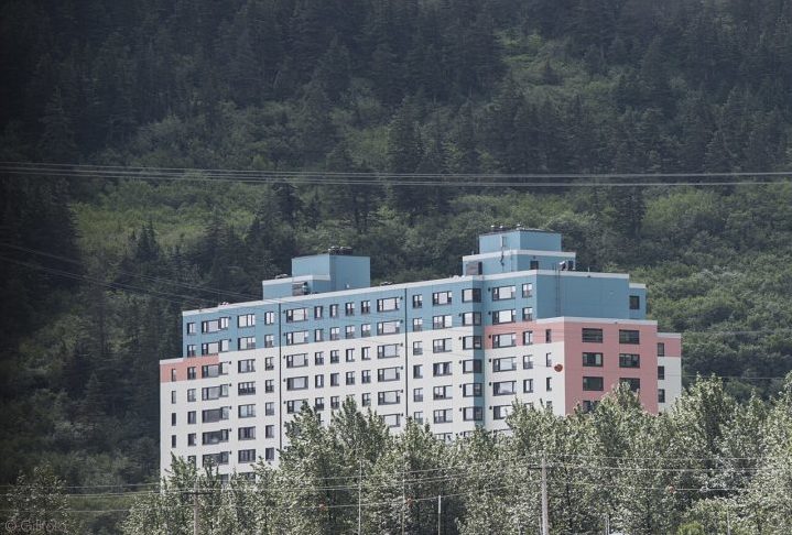 O complexo é composto por três módulos interconectados — cada um com 14 andares —, projetados para suportar ventos fortes e até terremotos.