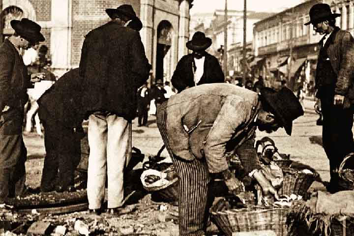 A rua 25 de Março foi fundada há 160 anos, no dia 25/03/1865. Em seus primeiros anos de existência, ainda na época do Brasil imperial, mais de duas décadas antes da proclamação da República, a 25 de Março era palco de comércio modesto, com barracas e feiras ao ar livre. 
