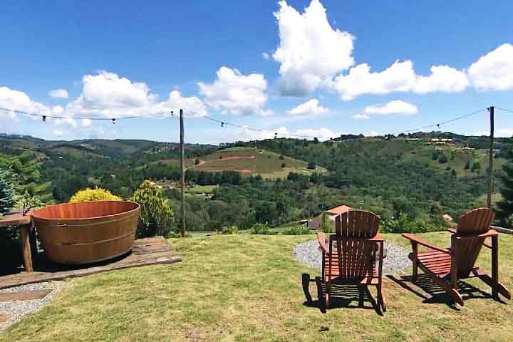 A cabana dele é equipada com churrasqueira, Wi-Fi, cozinha completa, espaço para fogueira e até ofurô a céu aberto!