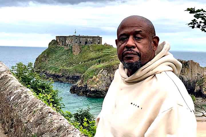 Whitaker tem ptose palpebral do olho esquerdo, condição hereditária que provoca a “queda da pálpebra” e afeta a visão.

