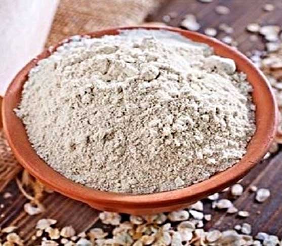 A farinha de aveia, se certificada sem glúten, é versátil em panquecas, cookies e pães rápidos. Também pode ser usada em vitaminas e mingaus.