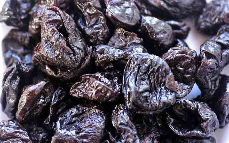 Ameixas secas: São uma boa fonte de fibras, potássio e vitamina B6. As ameixas secas podem ser consumidas como lanche, adicionadas a cereais ou saladas, ou usadas em receitas de sobremesas.