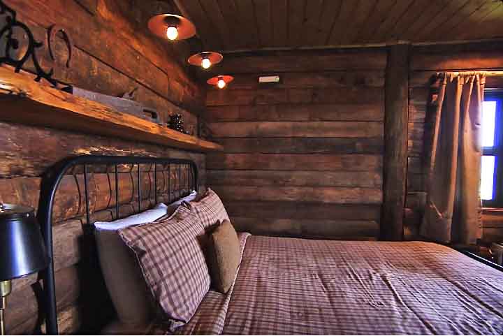 Estruturas comuns do glamping incluem tendas de luxo e cabanas de madeira totalmente equipadas, com cama confortável, banheiro privado e até aquecimento — ou, em alguns casos, ar condicionado.