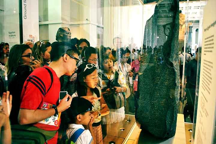 Desde 1802, a Pedra de Roseta está exposta no British Museum, em Londres, onde se tornou um dos itens mais visitados e simbólicos da instituição. 
