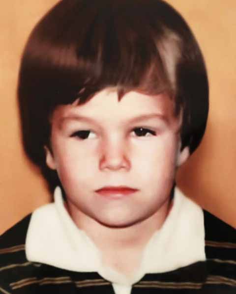 Nascido em 1971, Mark Robert Michael Wahlberg foi o caçula de nove irmãos e cresceu em uma vizinhança operária na cidade de Dorchester, em Massachusetts, nos Estados Unidos. Ainda muito jovem, teve problemas com a Justiça e passou por momentos turbulentos.