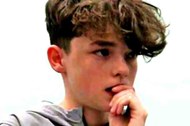 O jovem ator britânico, de apenas 15 anos, nunca havia trabalhado profissionalmente na área antes e, até poucos anos atrás, sua maior ambição era se tornar jogador de futebol.