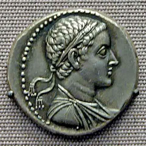 O texto contido no granito é um decreto datado de 196 a.C.. em que sacerdotes egípcios reunidos na cidade de Mênfis proclamam a divinização do rei Ptolomeu V. 
