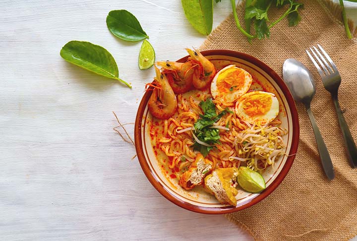 Laksa: apreciado em Singapura e Malásia, esta receita basicamente consiste em um caldo de peixe ou leite de coco servido com ovo cozido, camarão (às vezes, lagosta, caranguejo, galinha), massa de arroz e folhas-de-laksa, conhecido como coentro-vietnamita.  