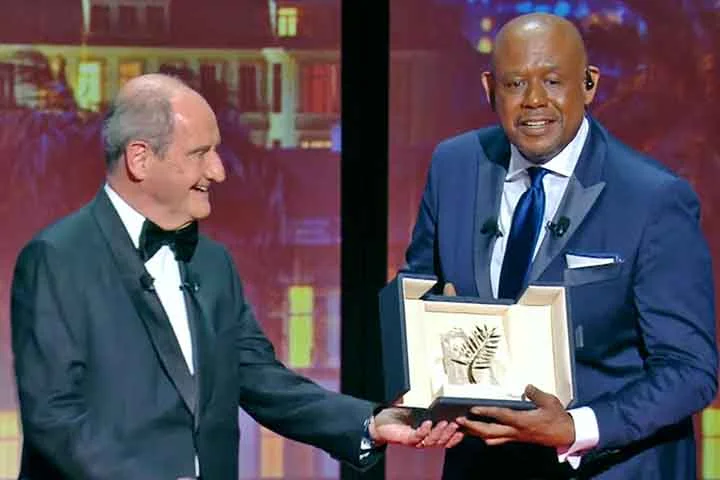 Whitaker, que levou a Palma de Ouro honorária do festival de Cannes em 2022, também acumula trabalhos como diretor e produtor. Entre os filmes dirigidos por ele está “Primeira Filha”, de 2004, que tem Katie Holmes no elenco. 
