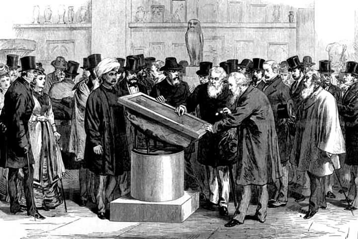 A decifração do texto gravado na Pedra de Roseta exigiu um longo processo. Vários estudiosos se debruçaram sobre ela. 
