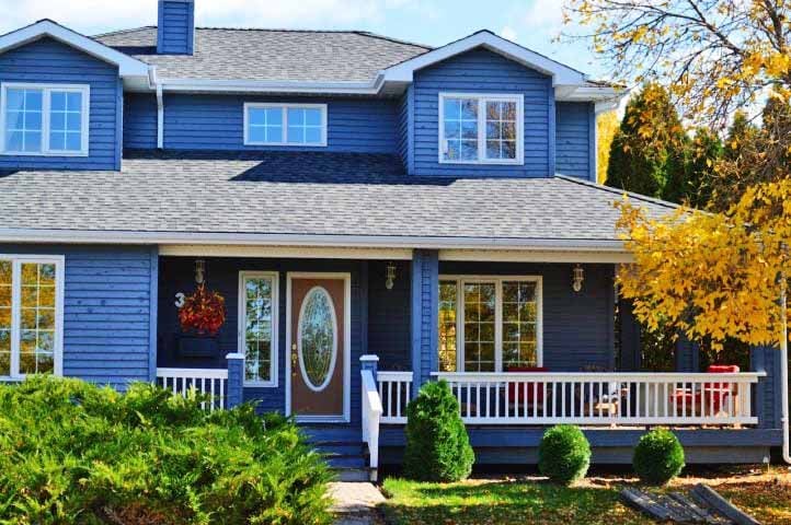 Em regiões dos EUA onde ocorrem terremotos de baixa intensidade e tornados fracos, as casas de madeira oferecem mais flexibilidade estrutural, resistindo melhor aos impactos.