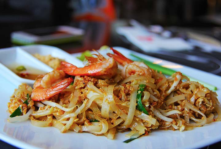 Pad Thai: na Tailândia o prato de massa de arroz frito geralmente é servido como comida de rua. Leva frango, carne de vaca ou tofu, amendoim, ovo mexido e brotos de feijão, entre outros vegetais salteados juntos com molho agridoce de pasta de tamarindo.