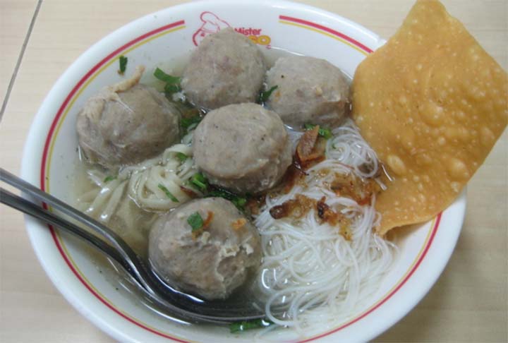 Bakso: prato de almôndegas servido na Indonésia.  Embora seja comumente preparado com carne moída e farinha de tapioca, também pode ser feito a partir de outros ingredientes, como frango, porco, peixe ou camarão. 
