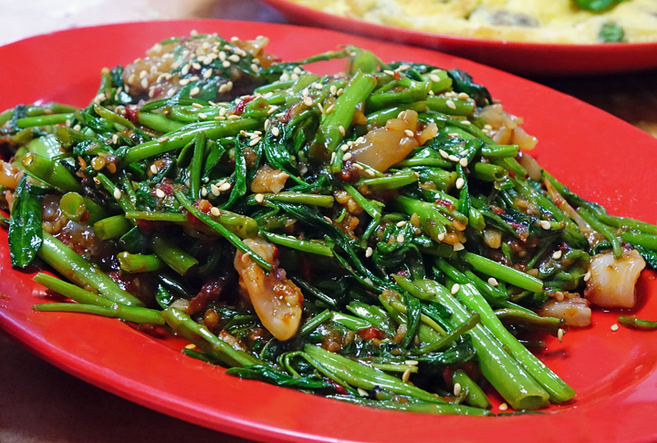 Espinafre- 23 Kcal (100g) - É um superalimento, fonte poderosa de vitaminas B2 e B9 , além de manganês, magnésios, zinco e potássio. Ótimo em saladas frescas; ou refogado com alho e azeite; em omeletes e massas; recheio de sanduíches; e suco com frutas.