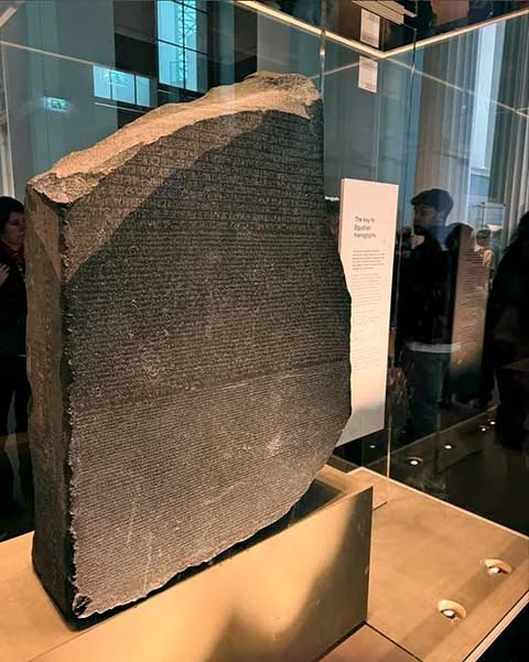 O responsável direto pela descoberta foi o tenente Pierre-François Bouchard, que era engenheiro militar e notou que a inscrição poderia conter grande valor histórico.
