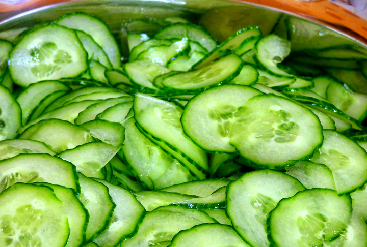 Pepino- 16 Kcal (100g)- Fonte de hidratação, pois contém bastante água. Fornece vitamina K, fibras e sais minerais. Contribui para a saúde da pele e imunidade. Inclua pepino cru em saladas ou espetinhos refrescantes, sanduíches ou wraps. 