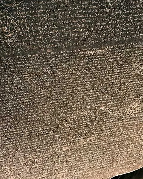 Na Pedra de Roseta o texto está registrado em hieróglifos e também na escrita demótica egípcia, o idioma administrativo e cotidiano do Egito na época, e em grego antigo, a língua oficial da administração durante a dominação da Grécia durante a dinastia ptolomaica. 
