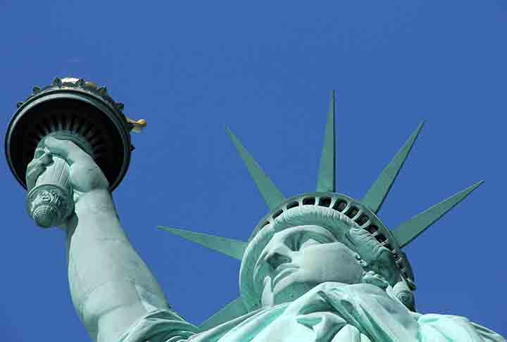 A estátua foi construída na França, enviada para o exterior em caixas e montada no pedestal concluído na ilha que na época era chamada de Bedloe. A conclusão da foi marcada por uma parada em Nova Iorque e uma cerimônia de dedicação presidida pelo presidente Grover Cleveland.

