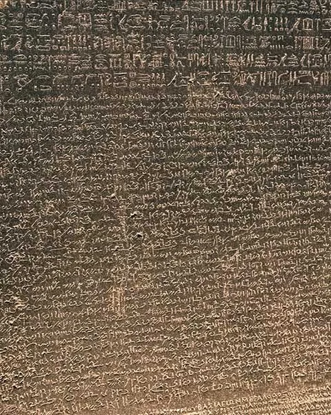 Nesses escritos, os sacerdotes reconheciam os feitos de Ptolomeu V e concediam benefícios fiscais aos templos. 
